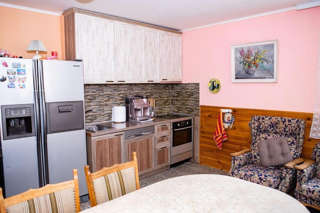 Lucky 2 Hotel Pavel Banya Exterior photo